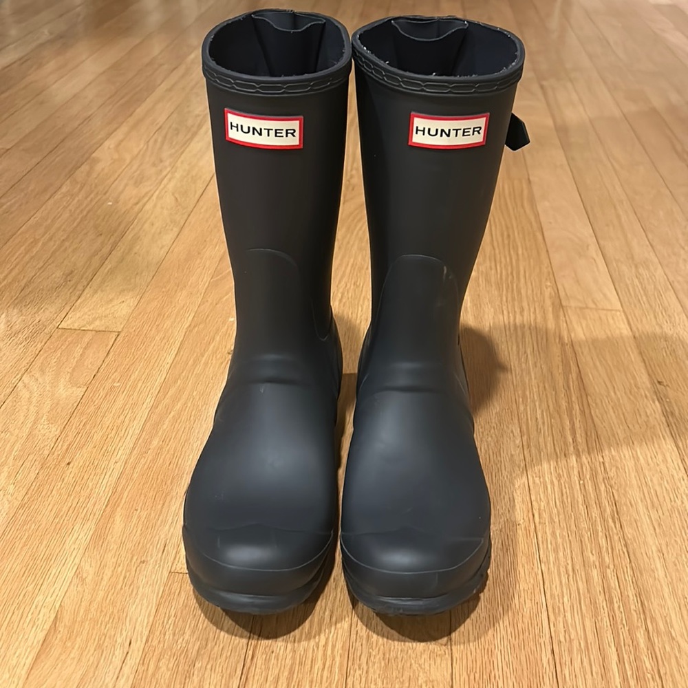 Stay dry with short waterproof Hunter boots.Navy blue. Matte finish.